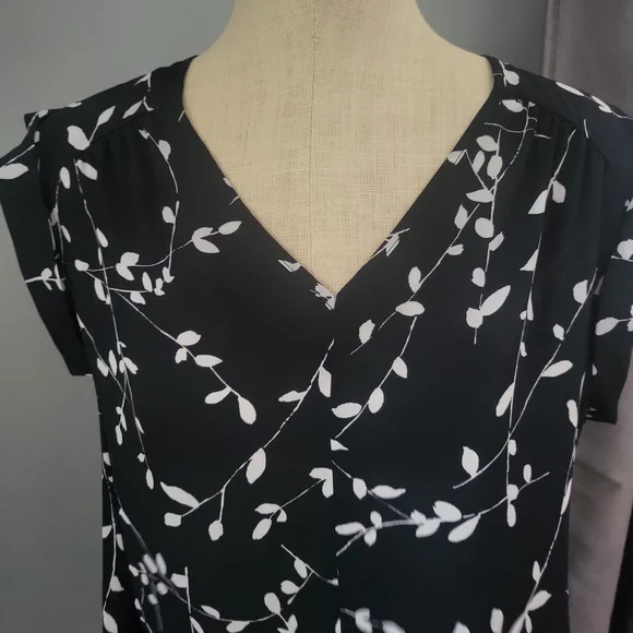 Nine West Black and White Wrap Blouse Short Sleeve - Picture 2 of 6
